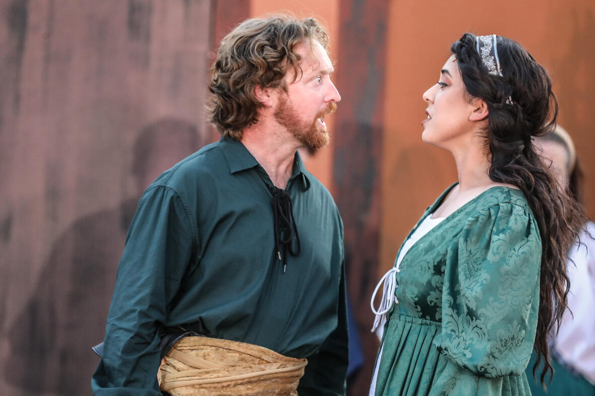 Beatrice (Amy Hypnarowski) and Benedict (Josh Sommers) in Much Ado About Nothing, 2024 Shakespeare in the Vines